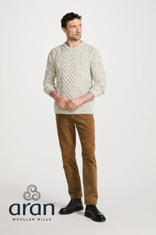 Der Wollpullover ist von vorne gesehen.