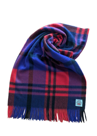 Zu sehen ist ein breiter Kaschmir Tartan Schal im Blackwatch Classic Check in den Farben Rot, Blau, Schwarz
