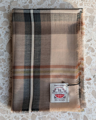 Zu sehen ist ein feiner karierter Merinoschal in den Farben beige, braun, weiß, schwarz, bronze 