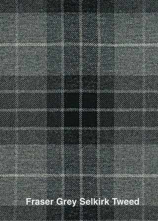 Zu sehen ist ein Stoffausschnitt im Tartan Frazer Grey, Qualität Selkirk Tweed (mittelgrau, dunkelgrau, schwarz, weiß)