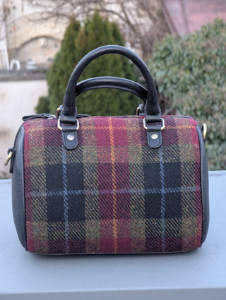 Zu sehen ist eine kleine weekender Handtasche mit schwarzem Leder und Tweed in den Farben: port, brombeere,olive, schwarz, hellblau, gelb.