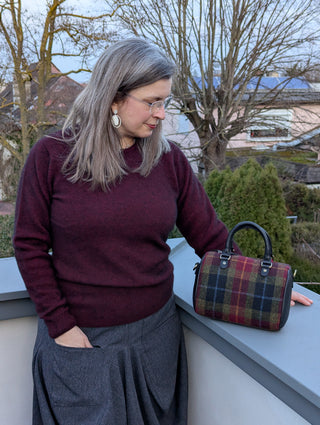 Die kleine Umhängetasche bei Tageslicht von vorne gesehen. Sie kann auch als Handtasche getragen werden.