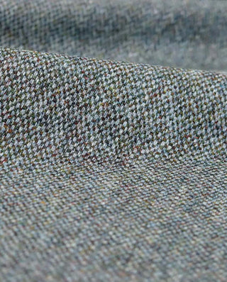 Der Harris Tweed Stoff namens tweed of water begeistert durch seine vielen Farben, die man erst beim Näherhinschauen erkennt. 