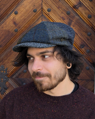 Zu sehen ist eine Ballonmütze aus Harris Tweed mit verschiedenen Tweeds in blau, grau und braun