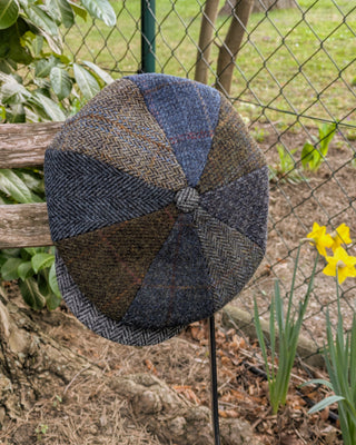 Zu sehen ist eine Ballonmütze aus Harris Tweed mit verschiedenen Tweeds in blau, grau und braun