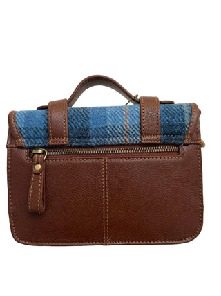 Die kleine Satchel Bag ist von hinten fotografiert. Gut erkennbar ist die versteckte Reißverschlusstasche, die vor Dieben schützt.