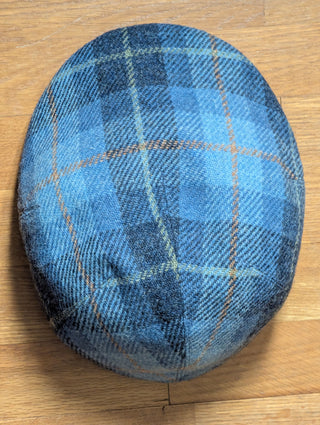 Die Harris Tweed Schiebermütze in Draufsicht. 