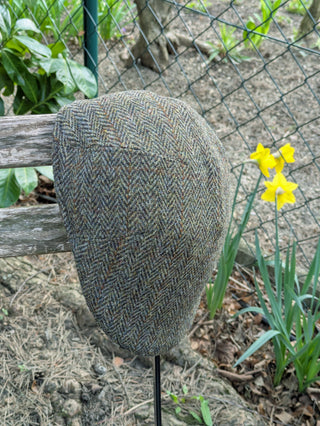 Der original Harris Tweed evergreen ist ein Klassiker: das Fischgrätmuster wird durch zusätzliche Einträge strukturiert. Die Farbpalette des Gewebes orientiert sich an den Farben von Natur und Landschaft.