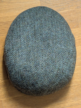 Der Tweed of Water Stoff zeichnet sich durch seinen hellblauen Grundton aus. Zusätzlich bunt versponnene Garne verleihen dem Hellblau eine komplexe Farbkomposition, die eine besondere Lebendigkeit weckt.