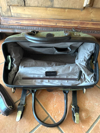 Typisch für eine Doctor Bag ist der stabile Rahmen, der das Fach groß öffnen und man so die Tasche gut ein- und ausräumen kann. 