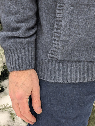 Detailaufnahme der Seitentasche, der Bündchen am Ärmel und an der Weste.