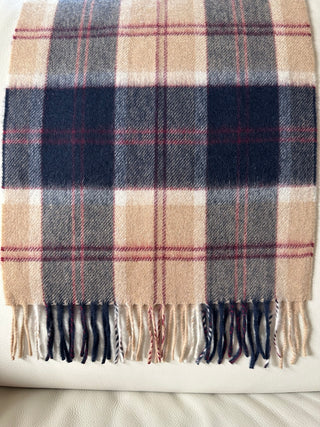 Der Schal ist aufgelegt. Der Tartan ist gut zu sehen. Am Ende sind die Fransen erkennbar.