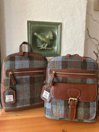 Beide Rucksack-Modelle sind als Vergleich nebeneinander.