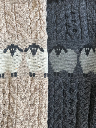 Pullover Irischer Zopfstrick aus Merinowolle mit Schafen dunkelgrau