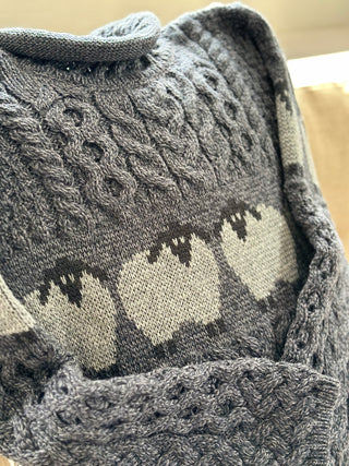 Pullover Irischer Zopfstrick aus Merinowolle mit Schafen dunkelgrau