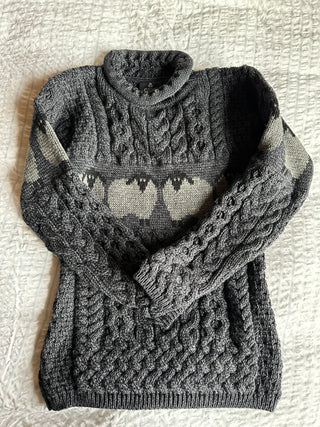 Pullover Irischer Zopfstrick aus Merinowolle mit Schafen dunkelgrau