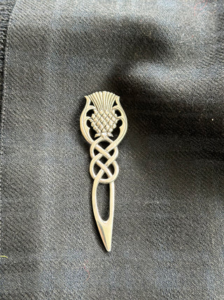 Schottische Kiltnadel Distel glänzend