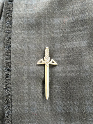 Schottische Kiltnadel Claymore Schwert glänzend
