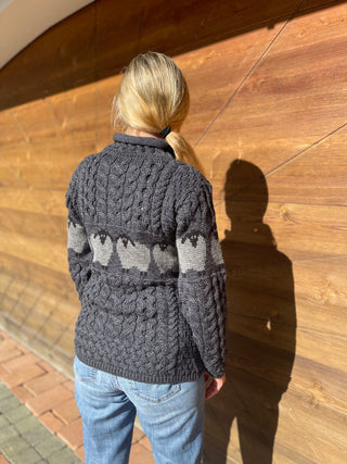 Pullover Irischer Zopfstrick aus Merinowolle mit Schafen dunkelgrau