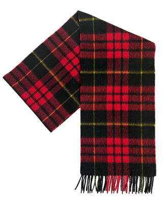 Der Schal ist gelegt und man kann den Wallace Tartan gut erkennen.