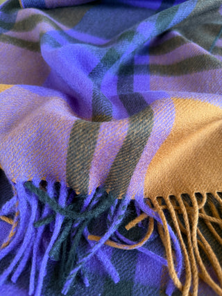 Nahaufnahme des Kaschmir Schals purple check.