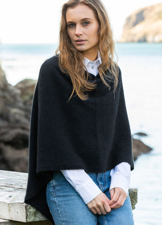 Noble Wilde Poncho/Cape aus Merino Possum Black Schwarz