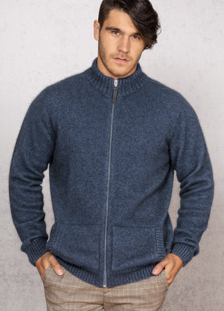 Vorderansicht Strickweste in graublau kombiniert mit eleganter Stoffhose.