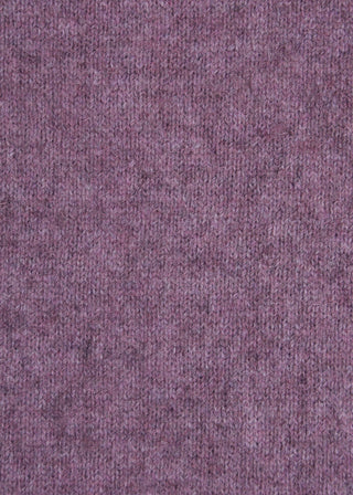 Zu sehen ist eine Detailansicht des Stricks in der Farbe Mauve