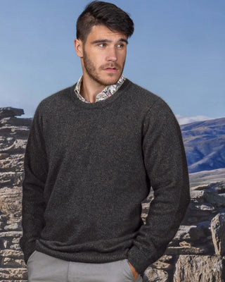 Zu sehen ist ein Herren Rundhalspullover aus weichem luxuriösem Merino Possum Strick in anthrazit.