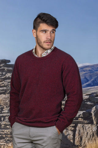 Zu sehen ist ein Rundhalspullover in weicher luxuriöser Merino Possum Qualität in weinrot