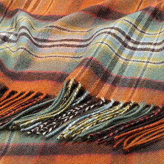 Detailaufnahme des Schottenkaros mit gedrehten Fransen.