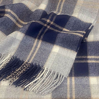 Detailaufnahme des Ponchos mit gedrehten Fransen.
