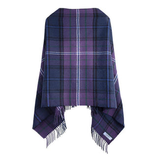 Der Tartan Poncho ist gesamt zu sehen.
