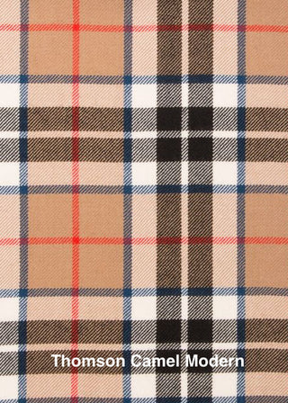 Zu sehen ist ein Stoffausschnitt im Tartan Thomson Camel Modern (beige, weiß, schwarz, blau, rot)
