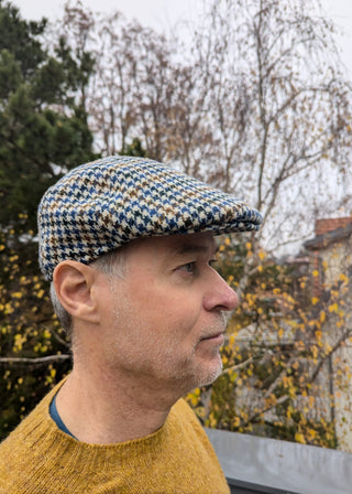 Die Harris Tweed Kappe ist von der Seite zu sehen.