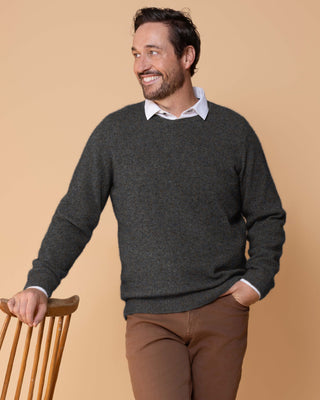 Zu sehen ist ein weicher luxuriöser Merino Possum Pullover in einem schönen steingrau mit dezenten Einsprenkseln in braun und blau
