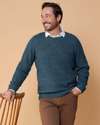 Zu sehen ist ein weicher luxuriöser Merino Possum Pullover in einem schönen graublau